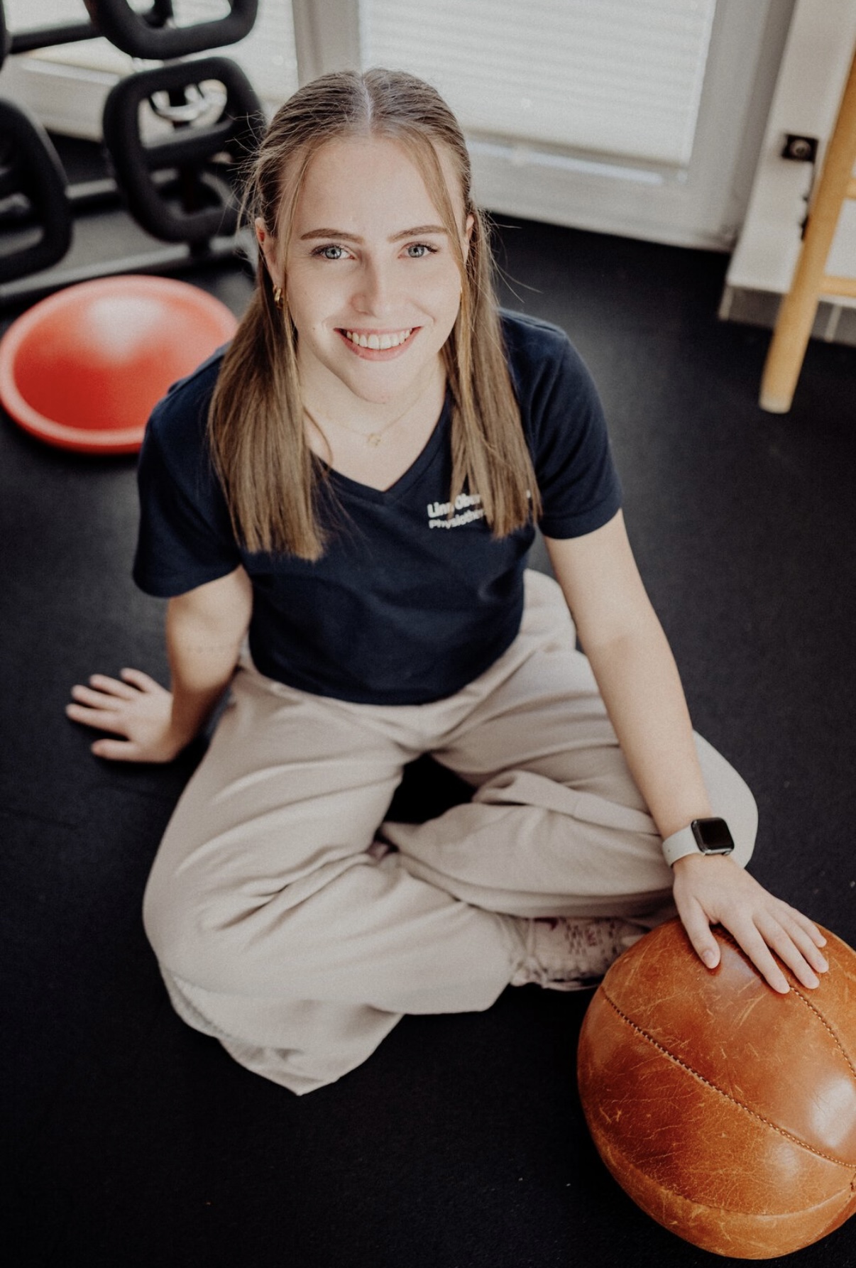 Physiotherapeutin mit Medizinball