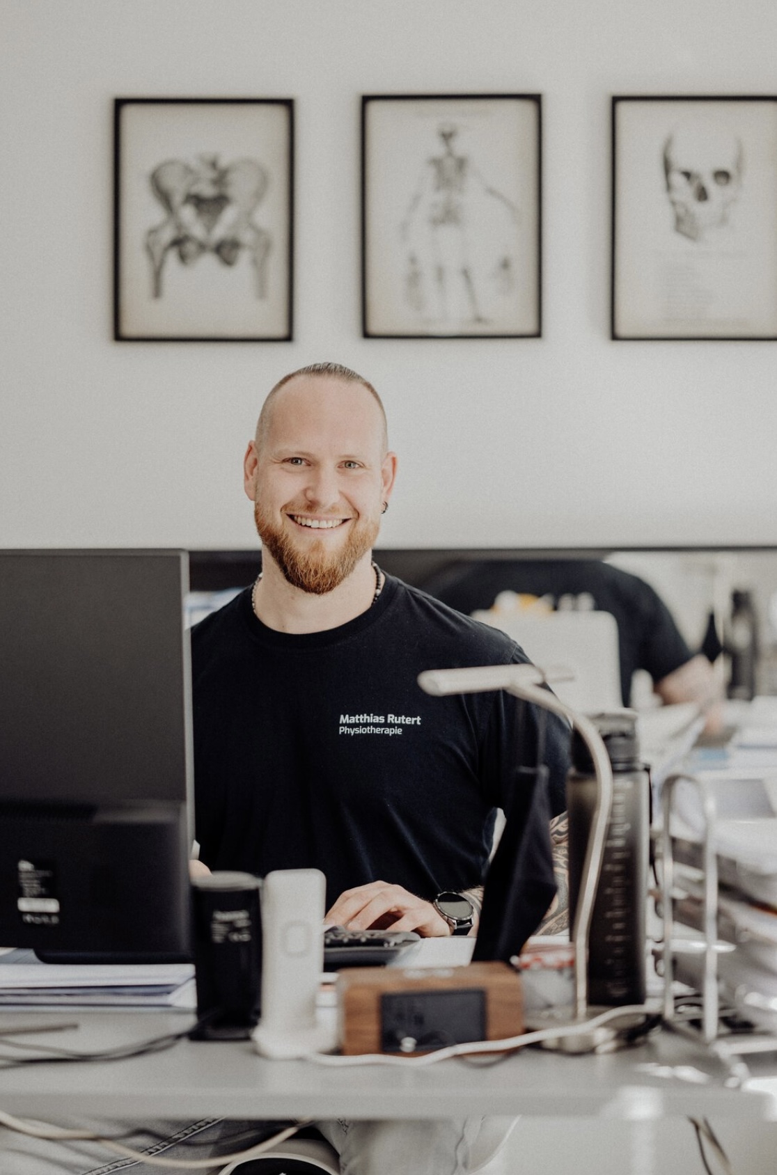 Physiotherapeut und Inhaber am PC