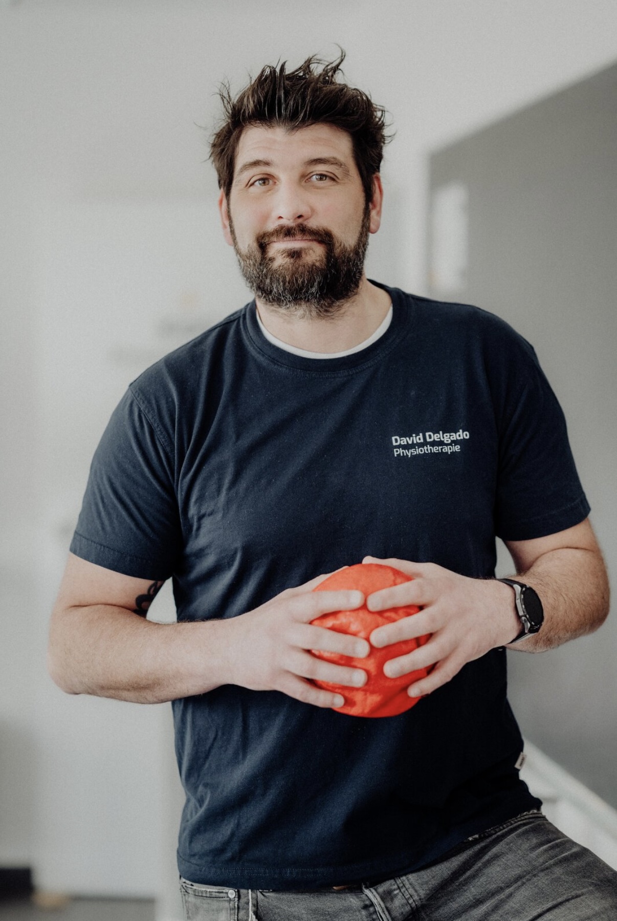 Physiotherapeut mit Ball in der Hand